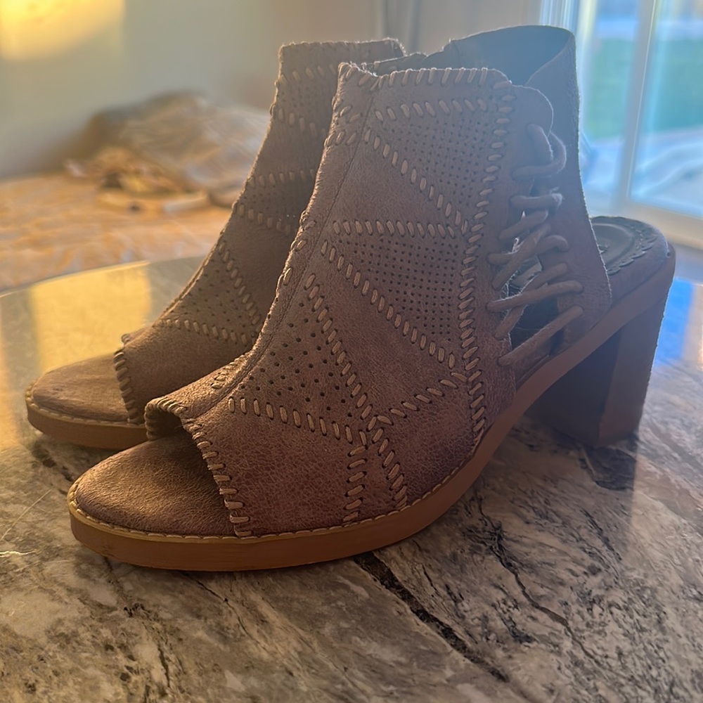 Open toed, block heel.